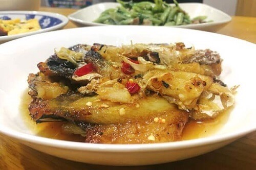 Khô cá dứa sốt tỏi ớt