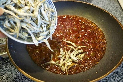 cách chế biến cá cơm khô chiên tỏi ớt