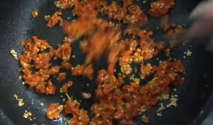 xào tỏi ớt làm nước chấm chả cá nha trang