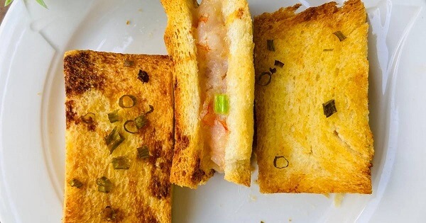 Bánh mì Sandwich kẹp tôm nướng