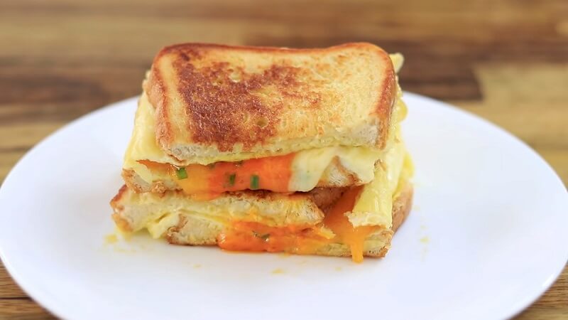 Sandwich trứng kết hợp với phô mai